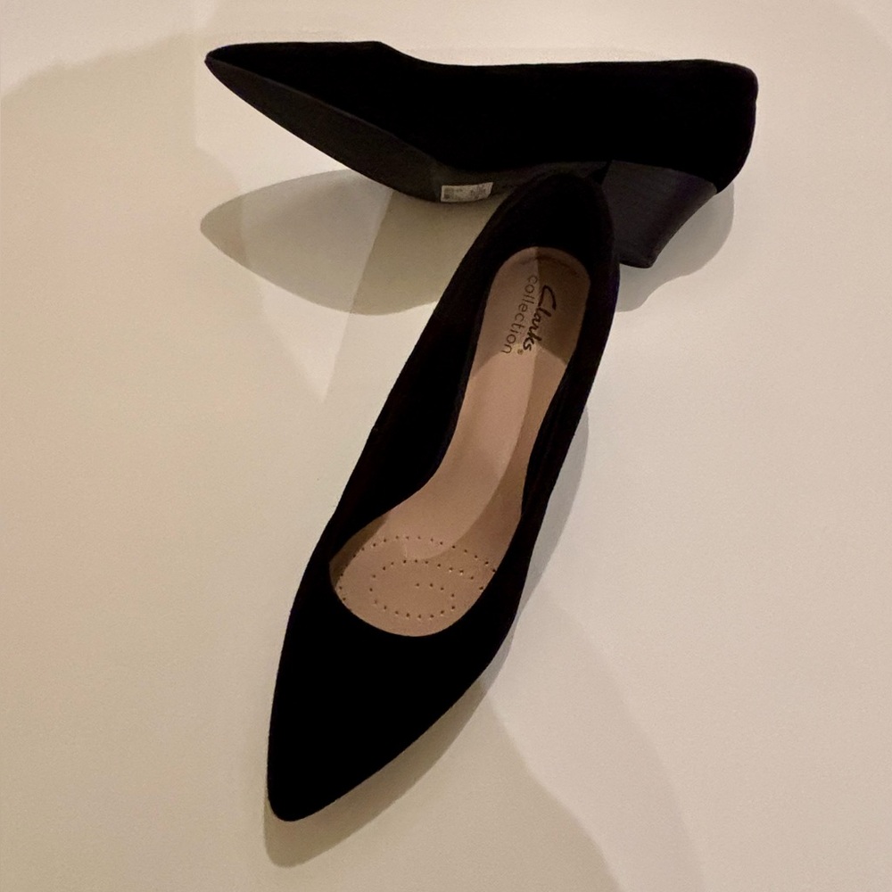 Clarks Women's Black and Tan Flats - Picture 5 of 12